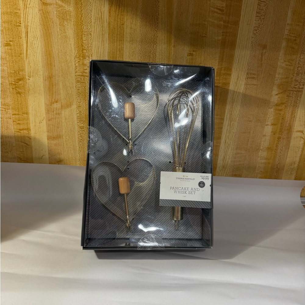 2017 THRESHOLD SET OF TWO GOLD HEART PANCAKE MOLDS & WHISK SET NEW